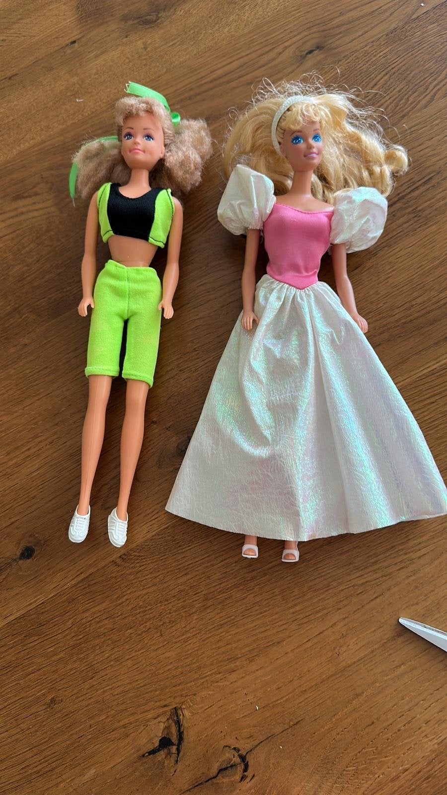 Twee vintage Barbies met kleertjes, Ophalen, Gebruikt, Barbie