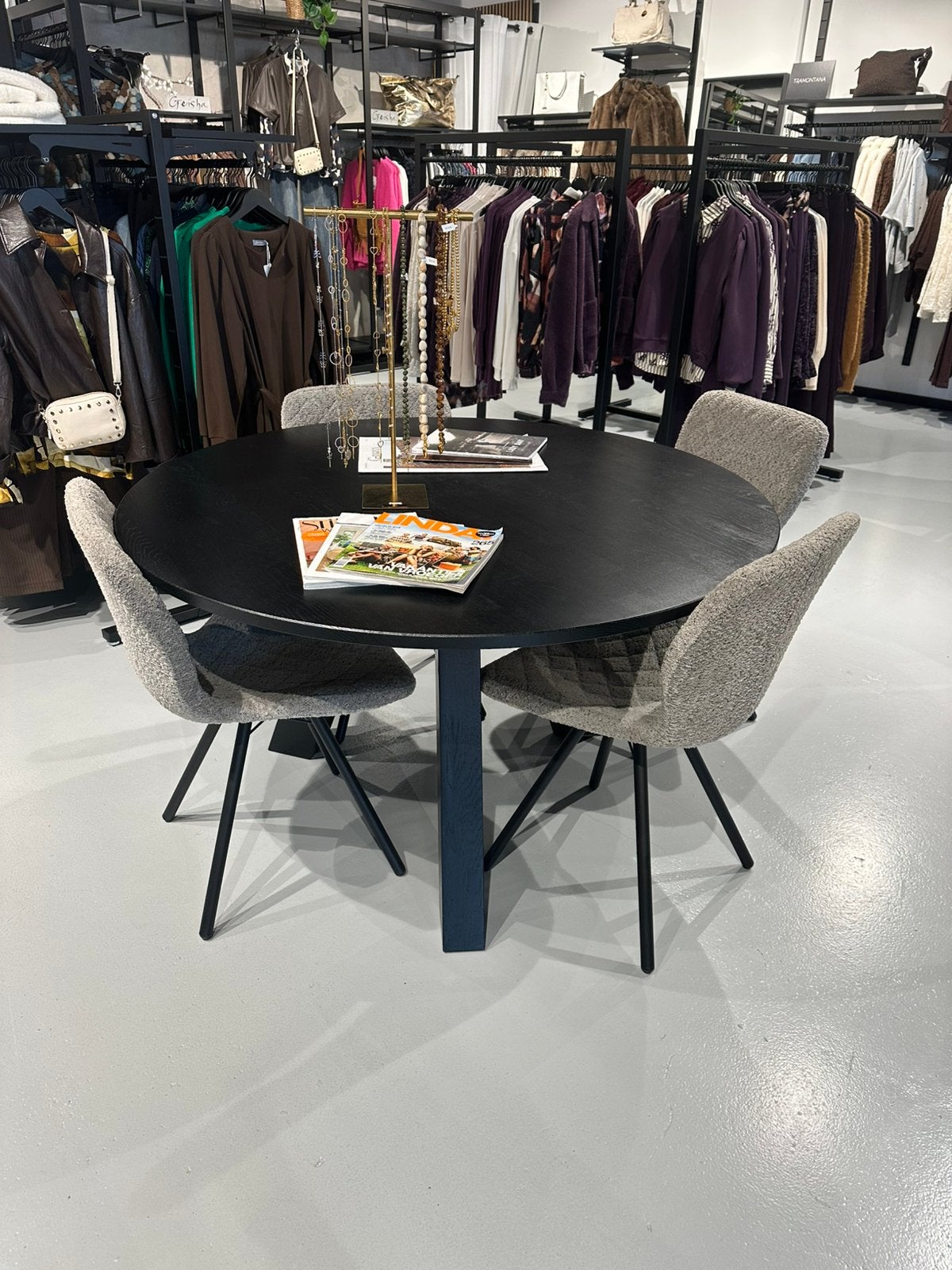 Woood Rhonda eettafel incl. 4 Kwantum Lucca stoelen, Ophalen, Rond, Zo goed als nieuw, Vier personen