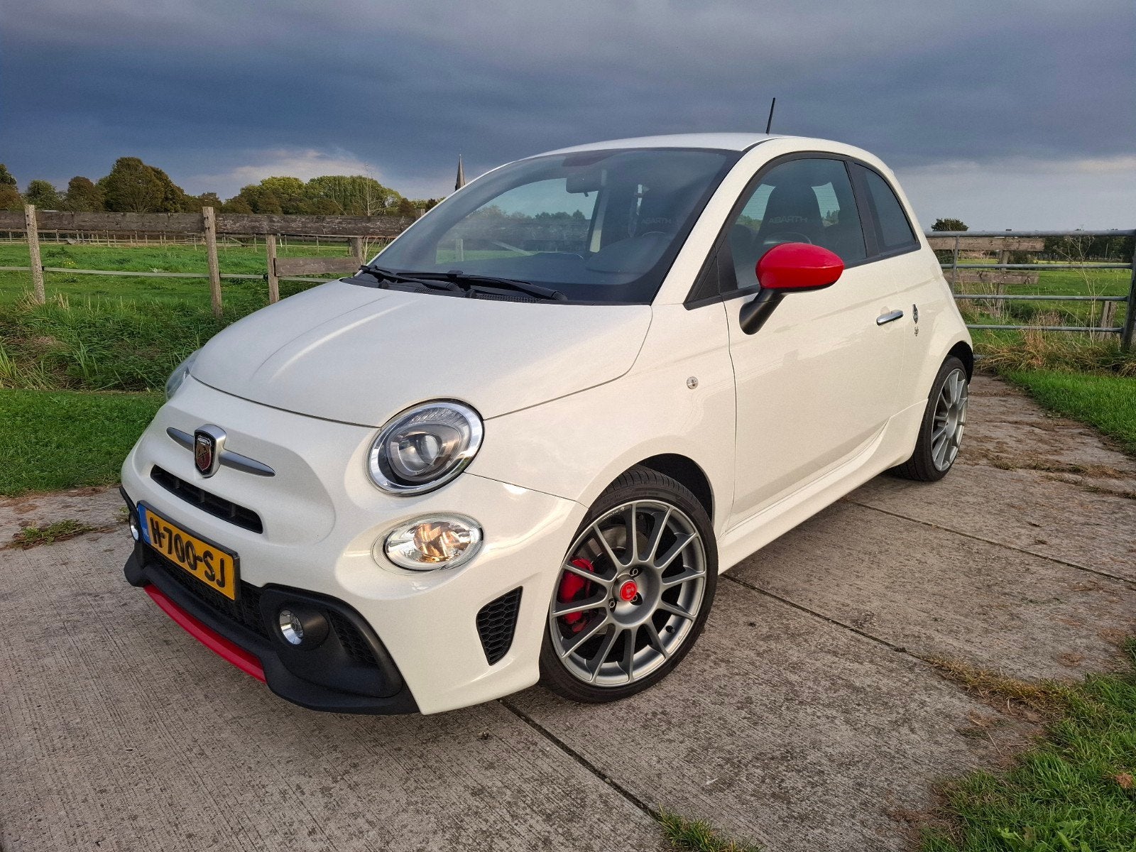 Foto 6 van Fiat 500 1.4 T-jet Abarth 595 145pk Wit 2019 Leder