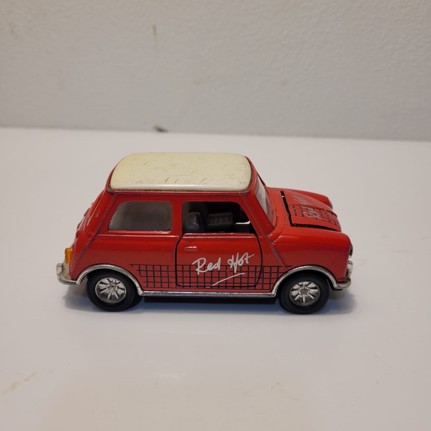 Vintage Mini Cooper 'Red Hot' Speelgoedauto (Made in China), Kinderen en Baby's, Speelgoed | Speelgoedvoertuigen, Ophalen of Verzenden