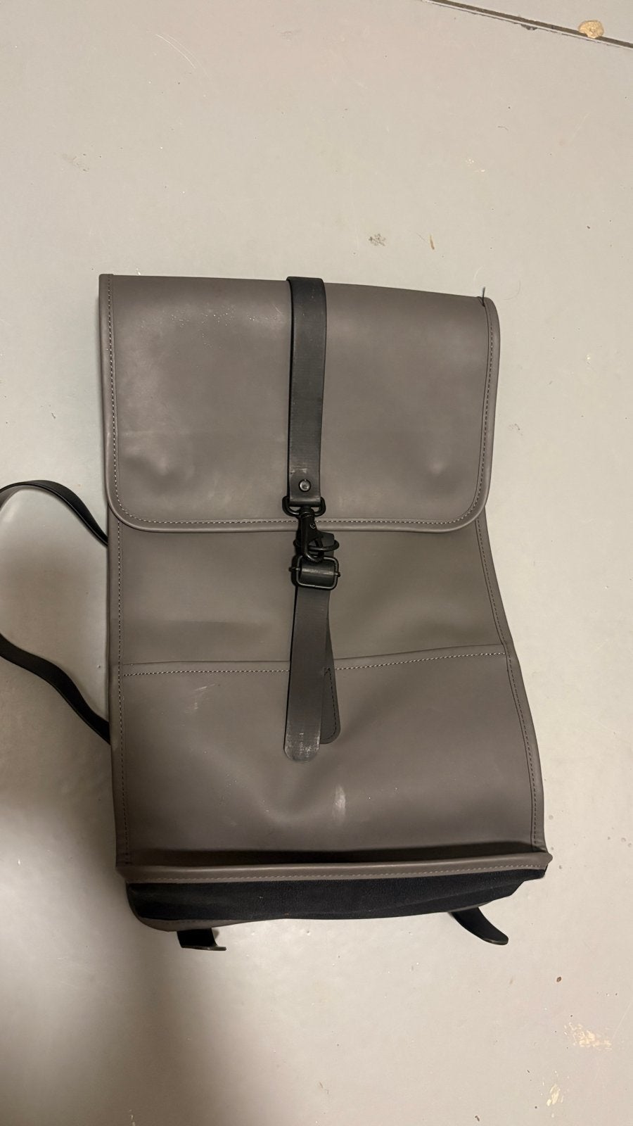 Rains rugzak - gebruikt, Sieraden, Tassen en Uiterlijk, Tassen | Rugtassen, 25 tot 40 cm, Ophalen of Verzenden, Zo goed als nieuw