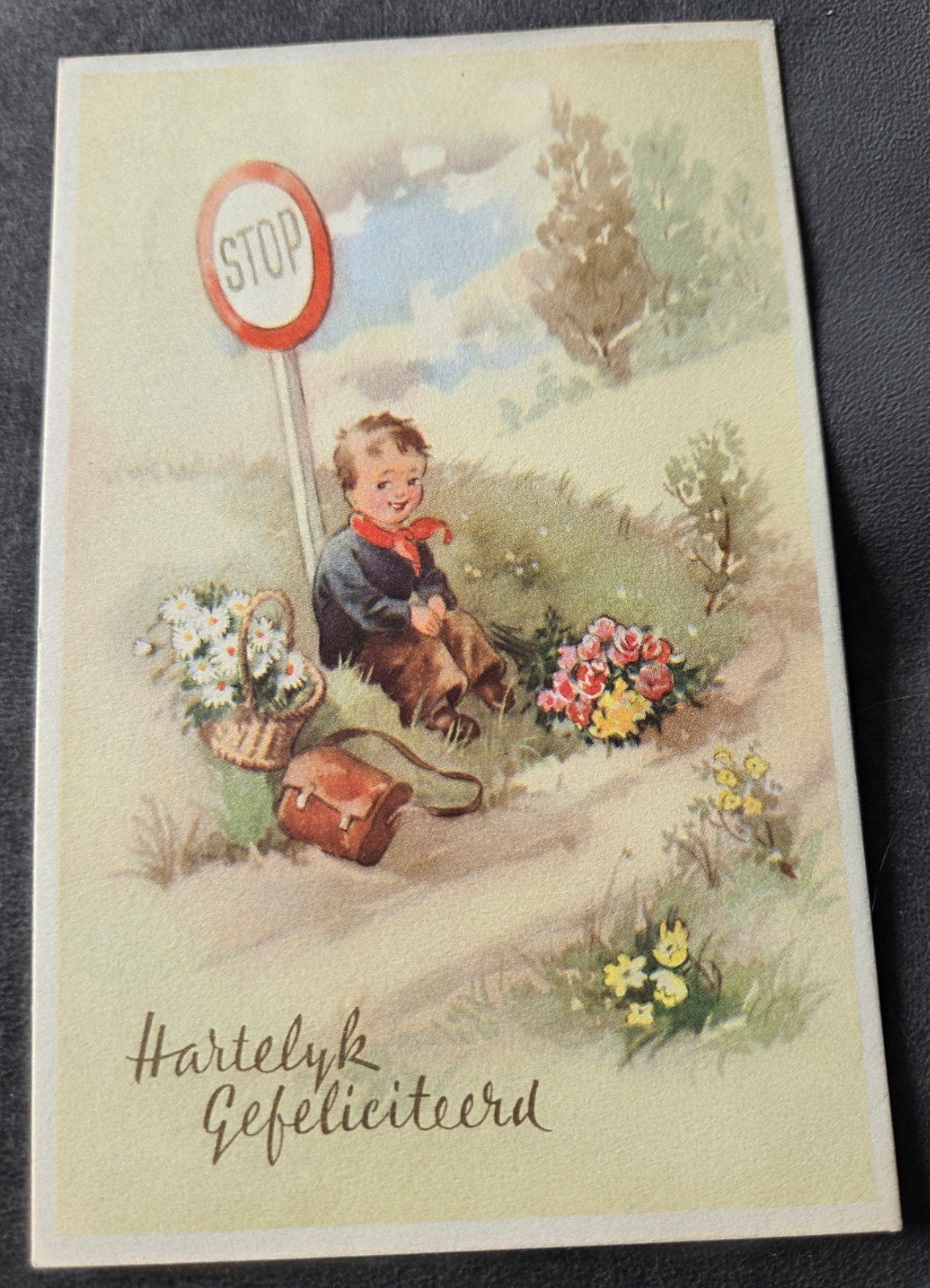 Oude ansichtkaart: Jongen zit bij ''STOP' bord en bloemen, Verzenden, 1940 tot 1960, Gelopen, Kinderen