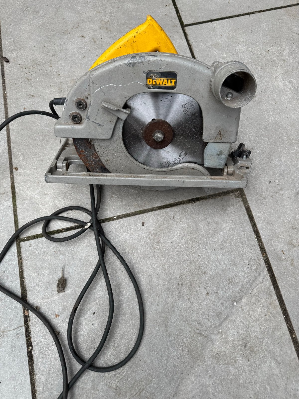 Dewalt Cirkelzaag - Krachtige Zaag voor Diverse Klussen, Doe-het-zelf en Verbouw, Ophalen, Gebruikt, Cirkelzaag, 600 tot 1200 watt