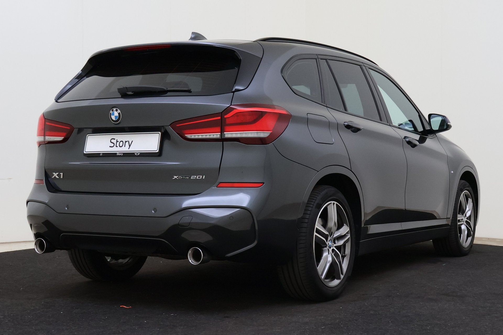 BMW X1 xDrive20i M Sport Automaat / Sportstoelen / LED / Sto, Stof, Gebruikt, 1545 kg, Bedrijf