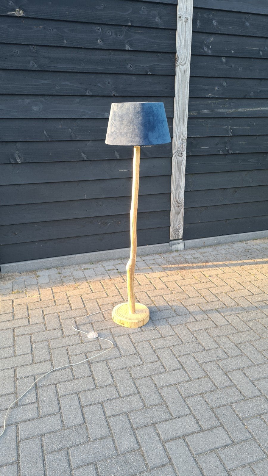 Unieke vloerlamp van hout met blauwe kap, Huis en Inrichting, 100 tot 150 cm, Ophalen of Verzenden, Zo goed als nieuw, Rustiek, Modern, Natuurlijk