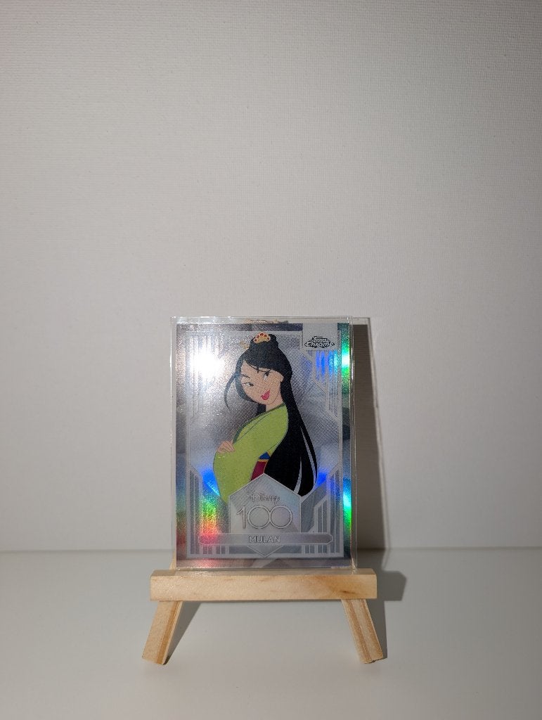 2023 topps chrome disney 100 mulan refractor, Ophalen of Verzenden, Overige figuren, Zo goed als nieuw, Plaatje of Poster