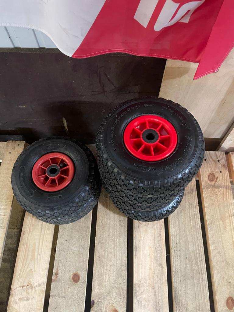 rubberen wielen met rode velg 3.00-4, Ophalen, Gebruikt
