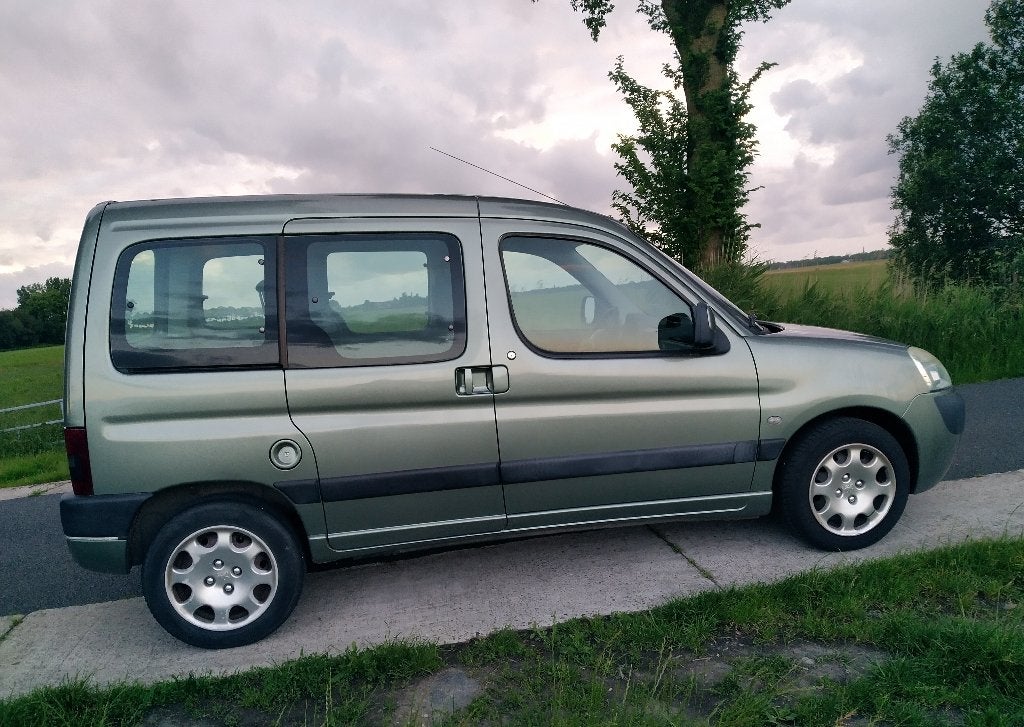 Lees tekst - Partner 2003 - 1.6 met 161.000 km, Auto's, Peugeot, Voorwielaandrijving, Stof, Zwart, 4 cilinders