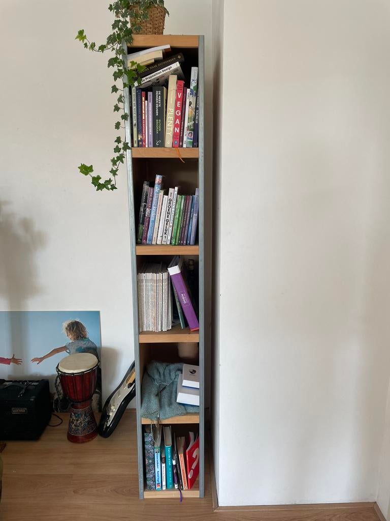 Slanke dunne hoge kast kewlox, Ophalen, Minder dan 50 cm, Gebruikt, 200 cm of meer