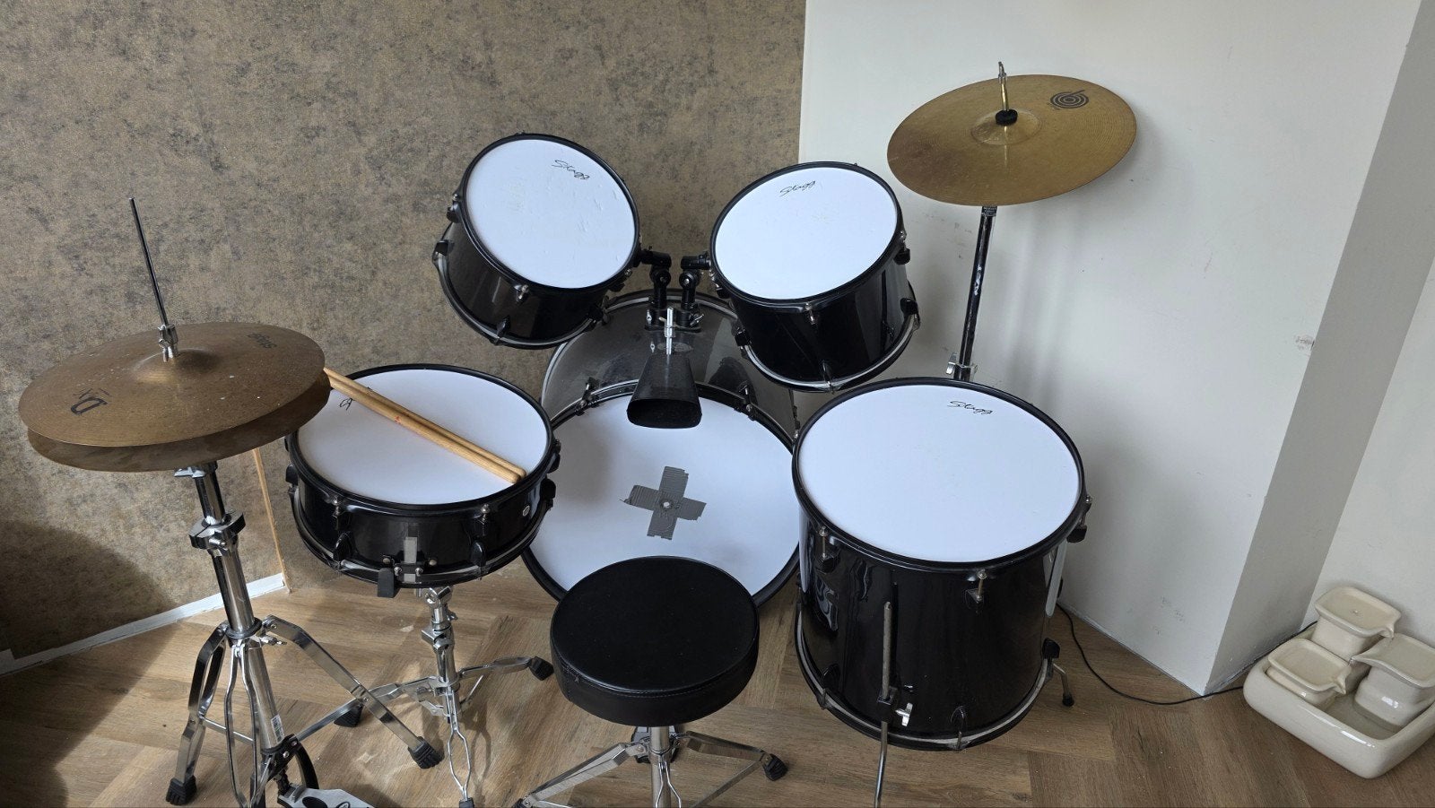 Stagg drumstel, compleet met bekkens en krukje, Muziek en Instrumenten, Ophalen, Gebruikt, Overige merken