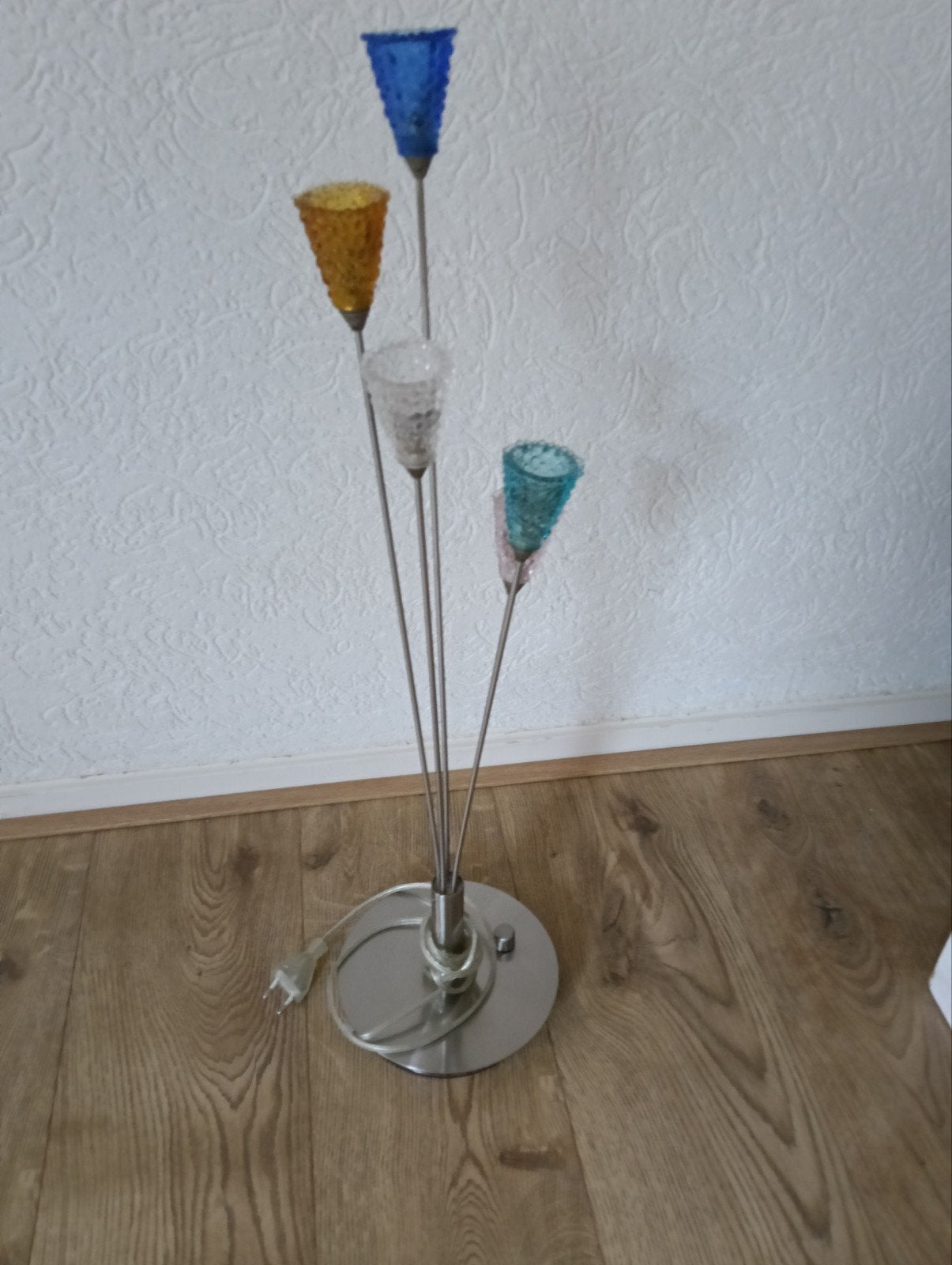 Moderne vloerlamp met 4 gekleurde glazen kappen, Huis en Inrichting, Lampen | Vloerlampen, Ophalen, Gebruikt, Modern, Speels, 100 tot 150 cm