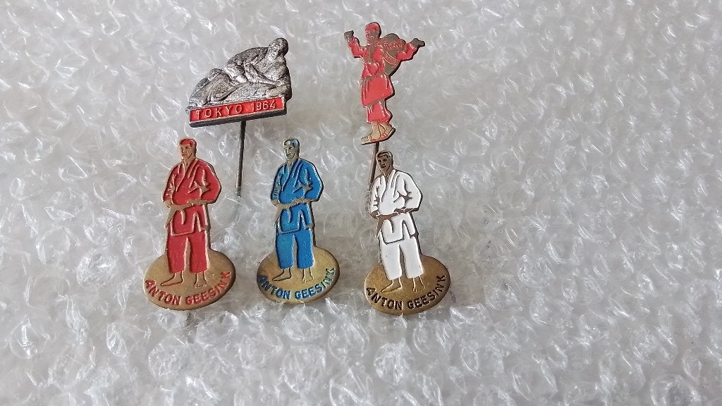 5 verschillende speldjes Anton geesink, Verzamelen, Speldjes, Pins en Buttons, Ophalen of Verzenden, Zo goed als nieuw, Overige onderwerpen