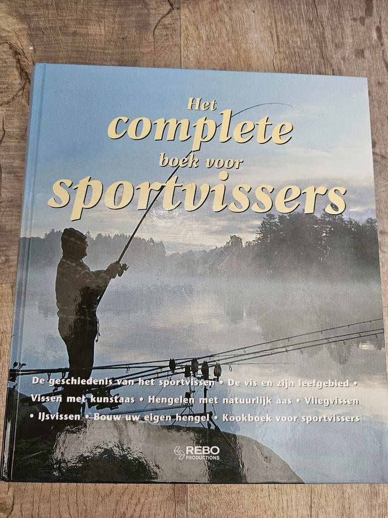 Het complete boek voor sportvissers - Rebo Productions, Ophalen of Verzenden, Zo goed als nieuw, Rebo Productions, Watersport en Hengelsport