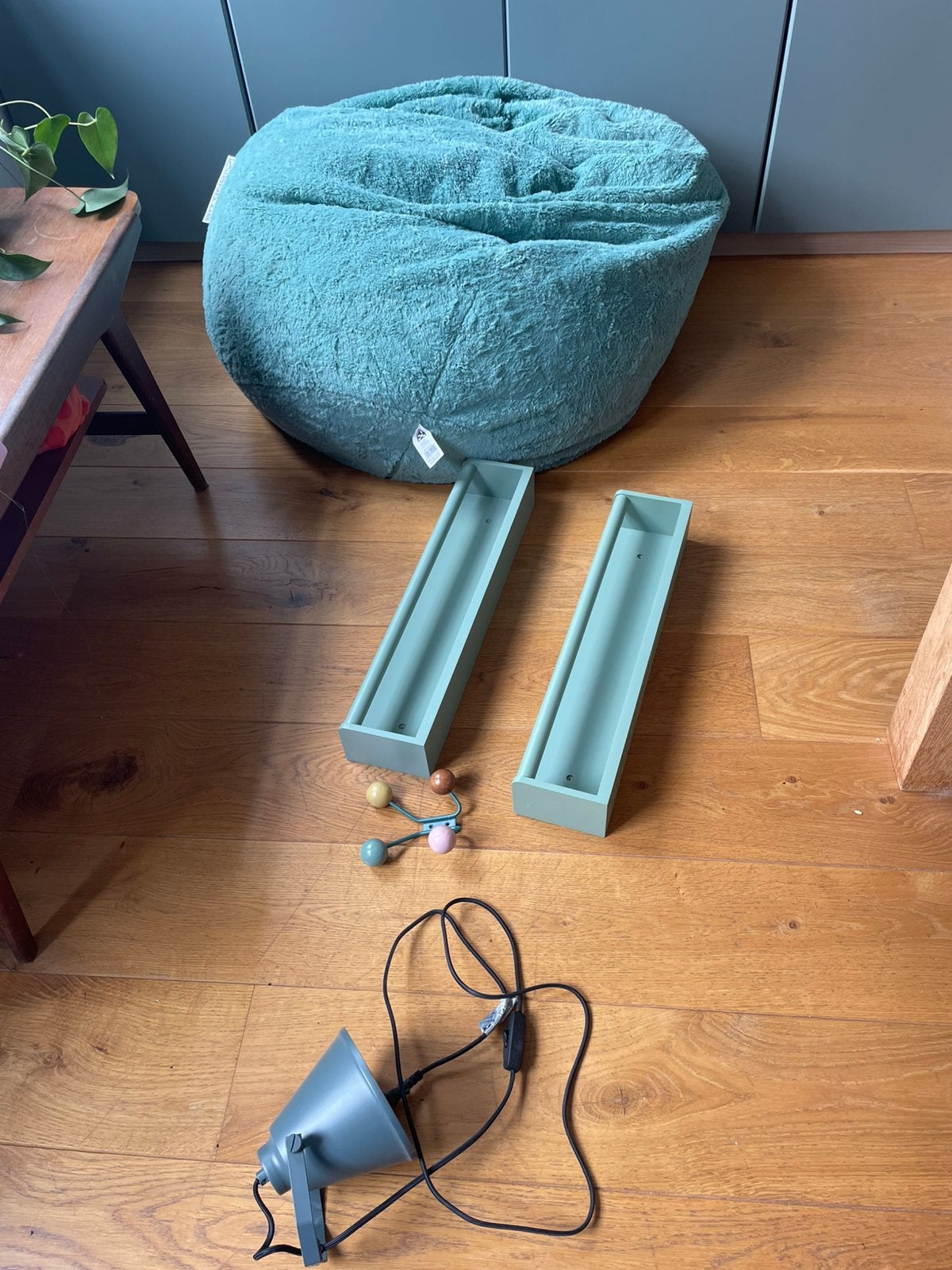 Kinderkamerset: lamp, zitzak, haak, 2 planken zeegroen, Ophalen, Zo goed als nieuw
