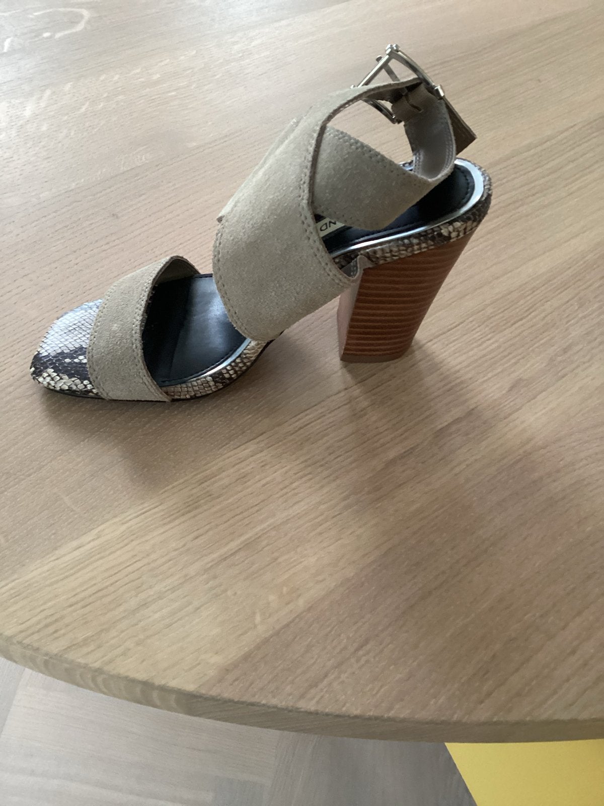 Sandalen echt leer, kleur beige, maat 36 in nieuwstaat, Kleding | Dames, Ophalen of Verzenden, Zo goed als nieuw, Beige, Sandalen of Muiltjes