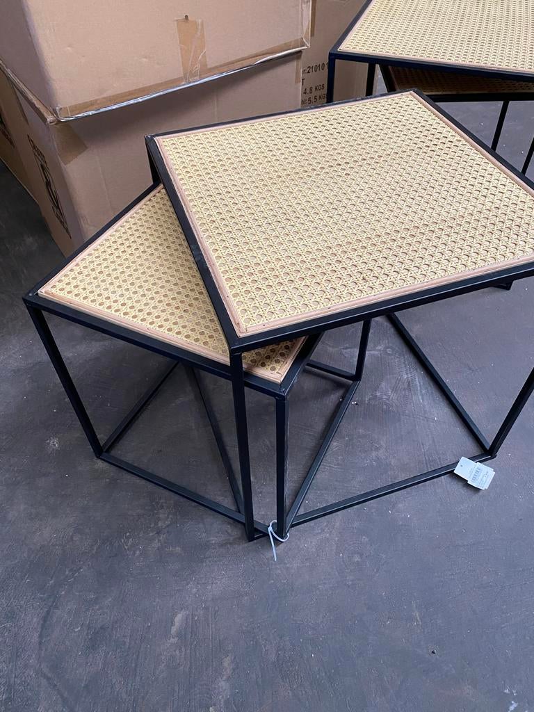 Partij Set van 2 nieuwe Bijzettafels - Rotan en Zwart Metaal
