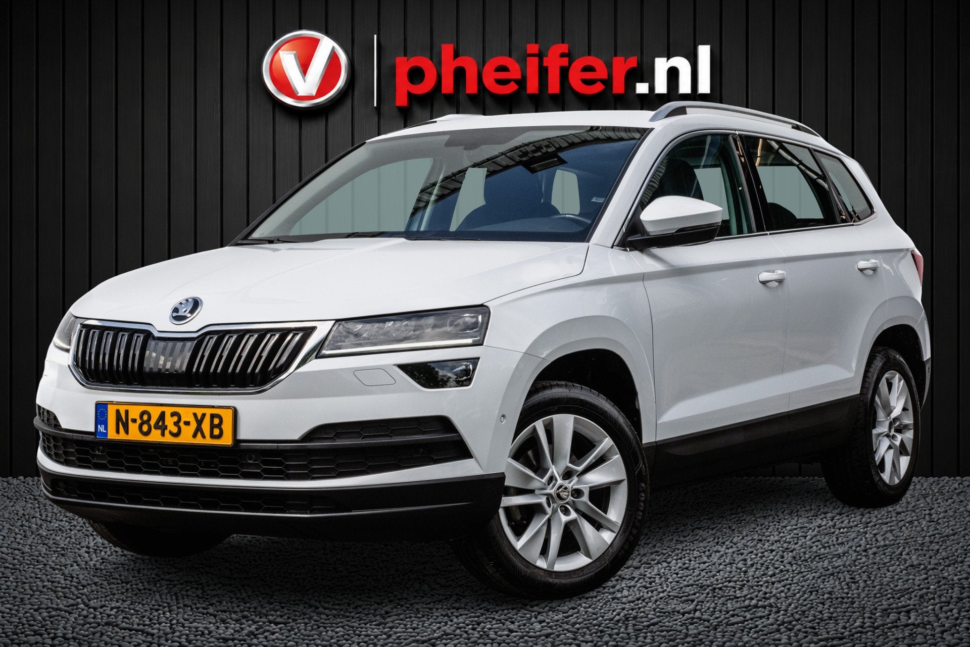 Skoda Karoq 1.0 TSI Business Edition Plus Trekhaak/ Camera/, Auto's, Voorwielaandrijving, Gebruikt, Met garantie (alle), Wit