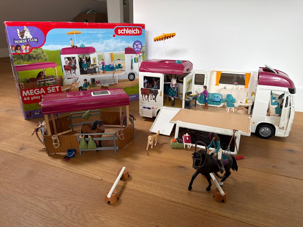 Schleich Paardenvrachtwagen met Stal en Accessoires, Ophalen, Zo goed als nieuw