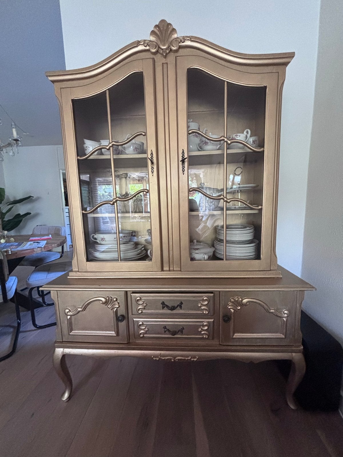 Goudkleurige Vitrinekast Queen Ann vintage, Huis en Inrichting, Ophalen, Met plank(en), Gebruikt, 200 cm of meer