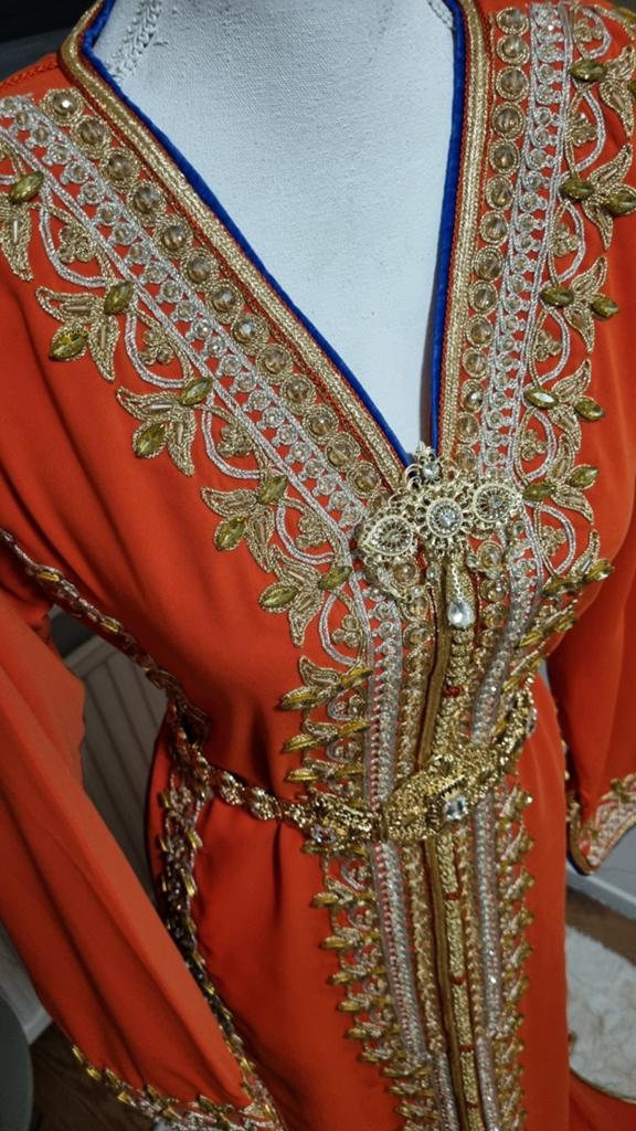 Prachtige Marokkaanse Kaftan - Oranje met goud borduurwerk, Ophalen of Verzenden, Zo goed als nieuw, Oranje, Onder de knie