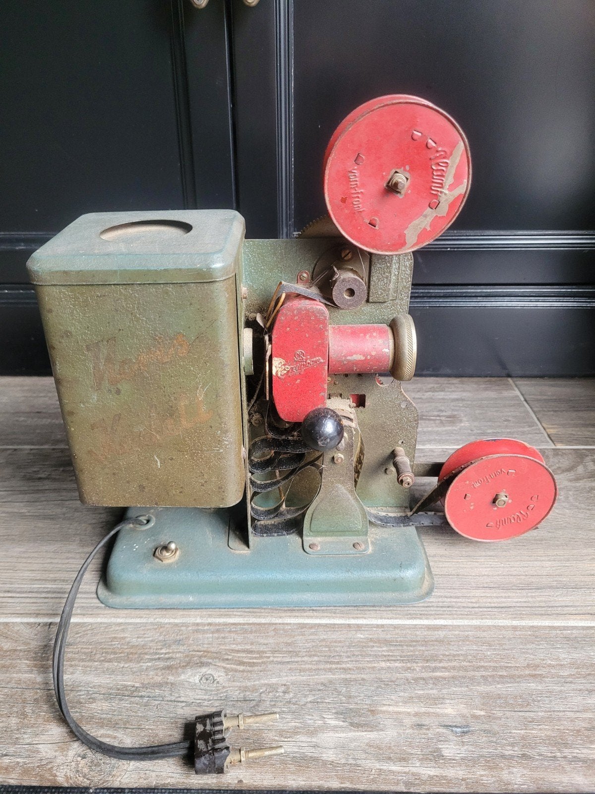 Oude antieke film projector, Ophalen