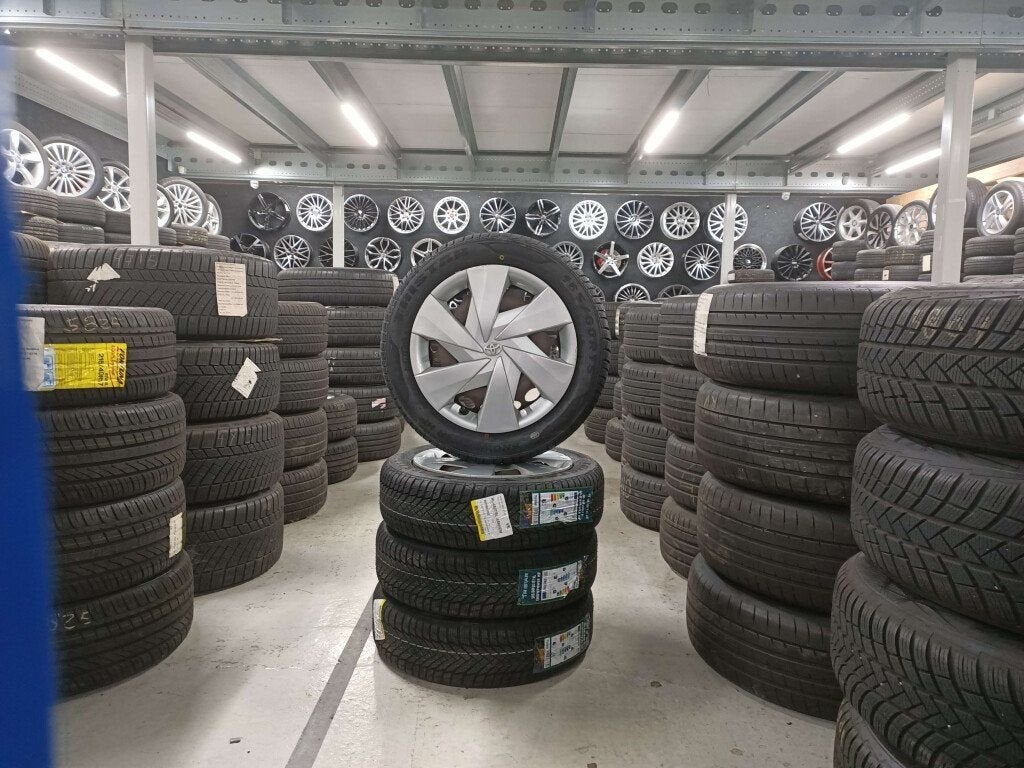 Nieuw Toyota aygo velgen 15"inch met winterbanden 4x100, Ophalen, Nieuw, 15 inch, Banden en Velgen