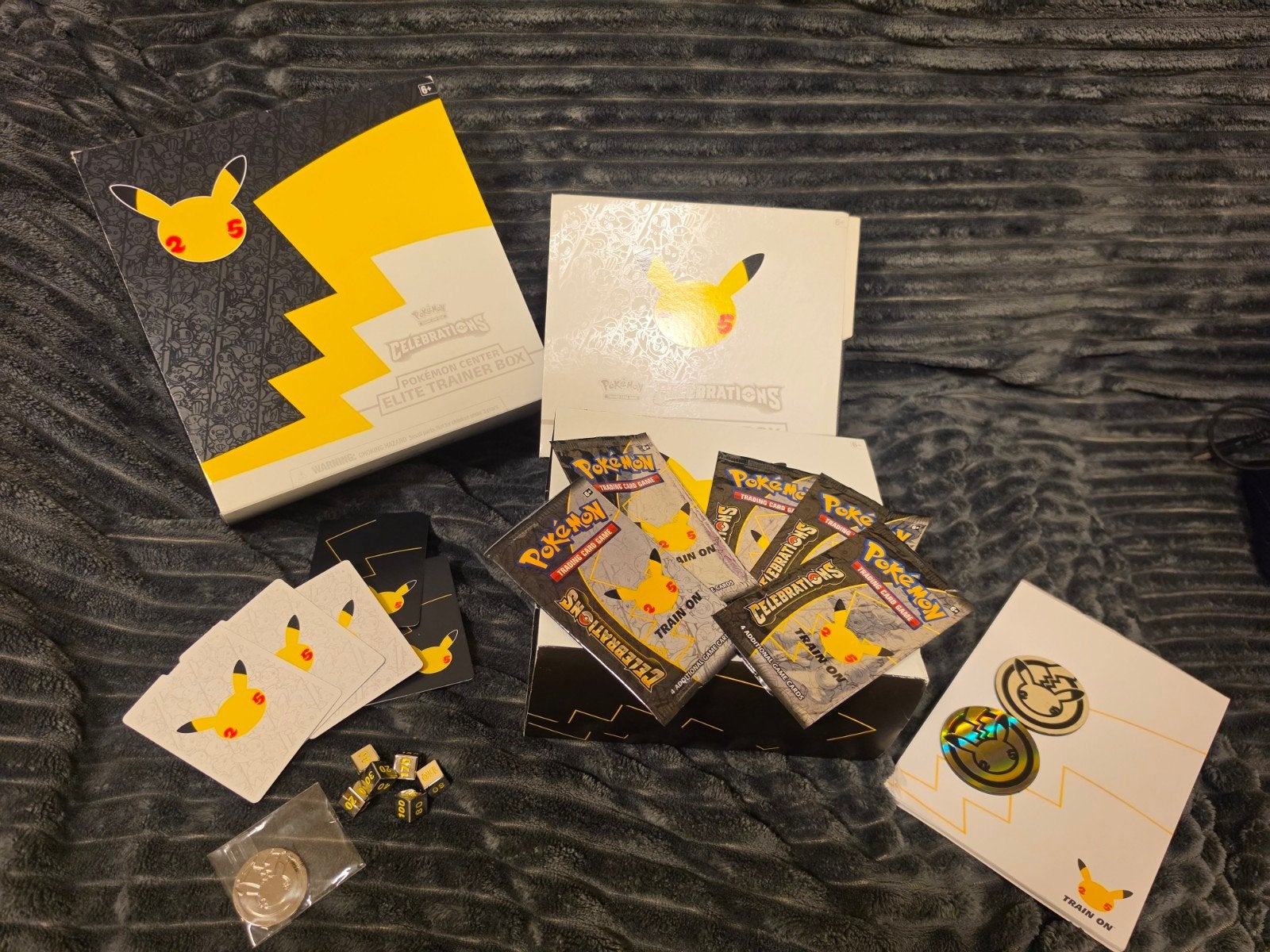 Pokémon 25th Anniversary Etb's + Center Metalen Munt, leeg., Hobby en Vrije tijd, Ophalen of Verzenden, Gebruikt, Overige typen
