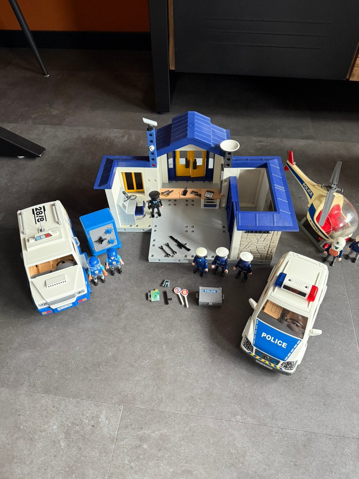 Playmobil politiebureau, auto, helikopter en geldtransport, Ophalen of Verzenden, Zo goed als nieuw