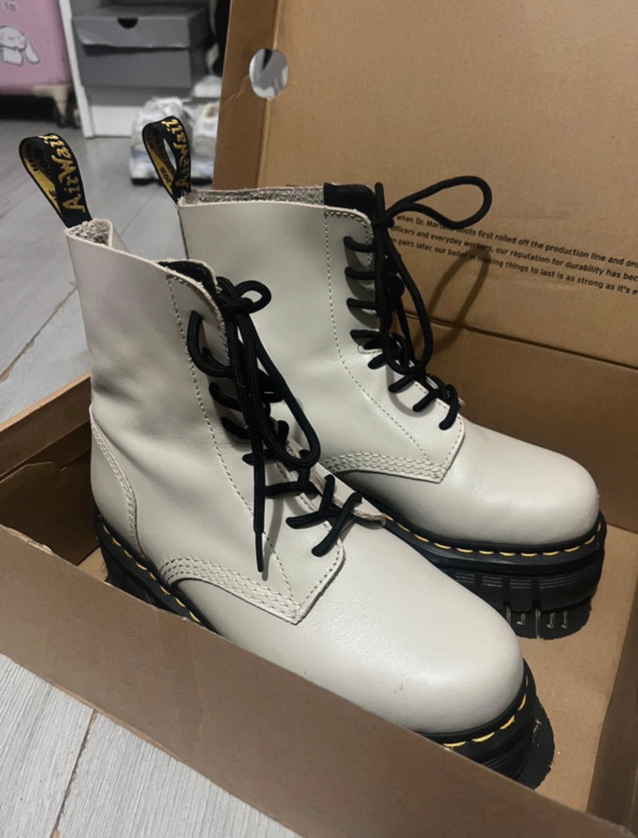 Dr. martens laarzen, Beige, Lage of Enkellaarzen, Nieuw, Ophalen of Verzenden