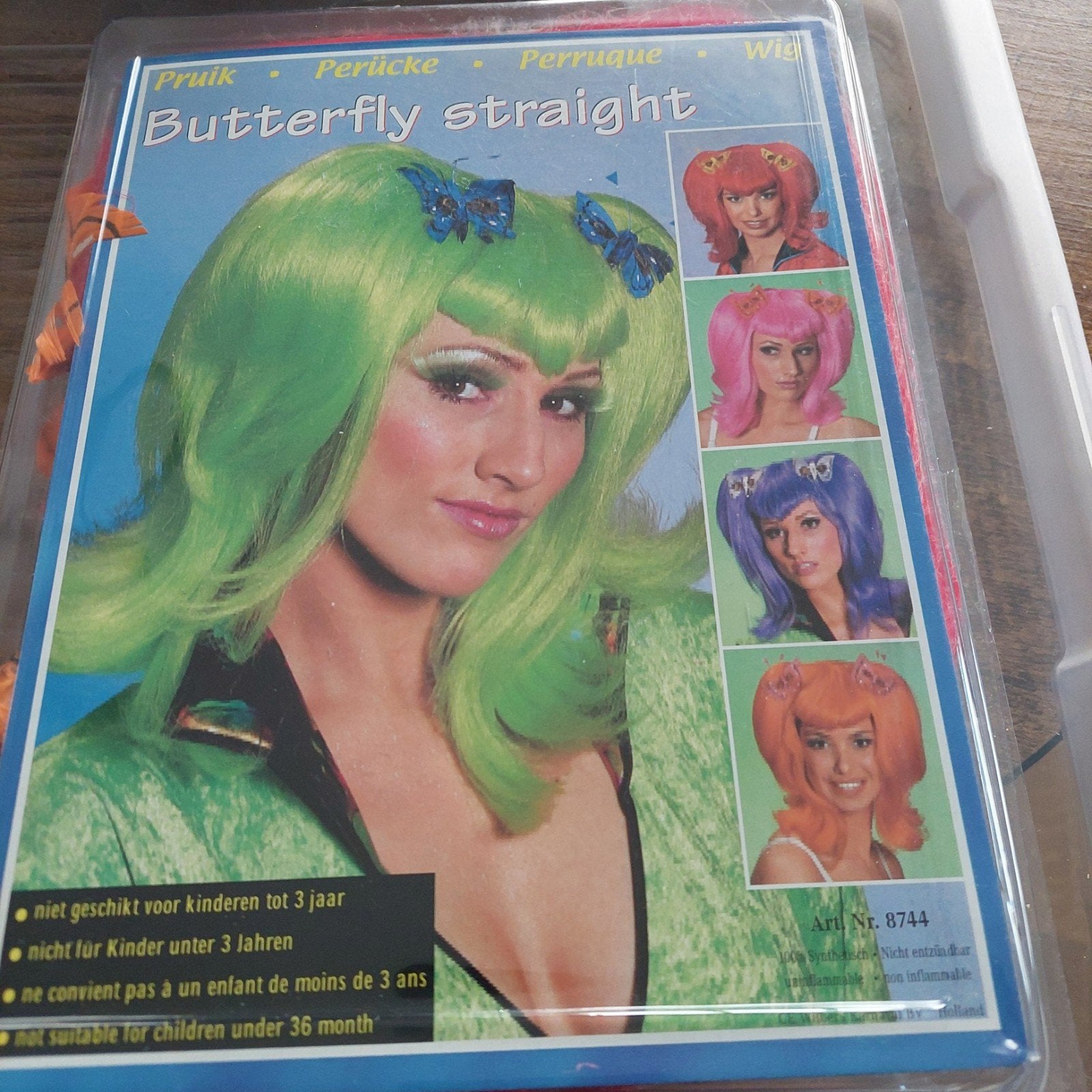 Nieuwe pruik rood - Butterfly straight, Ophalen of Verzenden, Zo goed als nieuw, Toneelattributen of Onderdelen