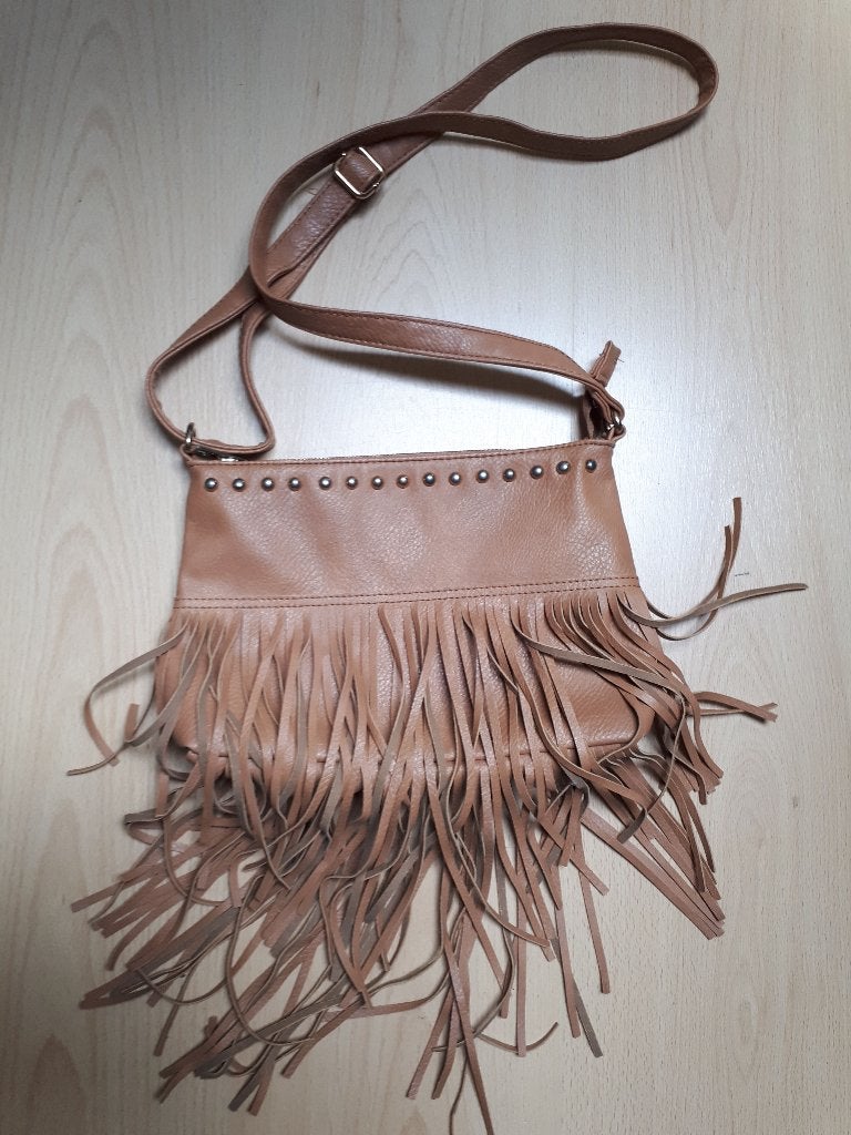 Bruine Schoudertas met franjes. Merk Atmosphere., Sieraden, Tassen en Uiterlijk, Tassen | Damestassen, Ophalen of Verzenden, Zo goed als nieuw