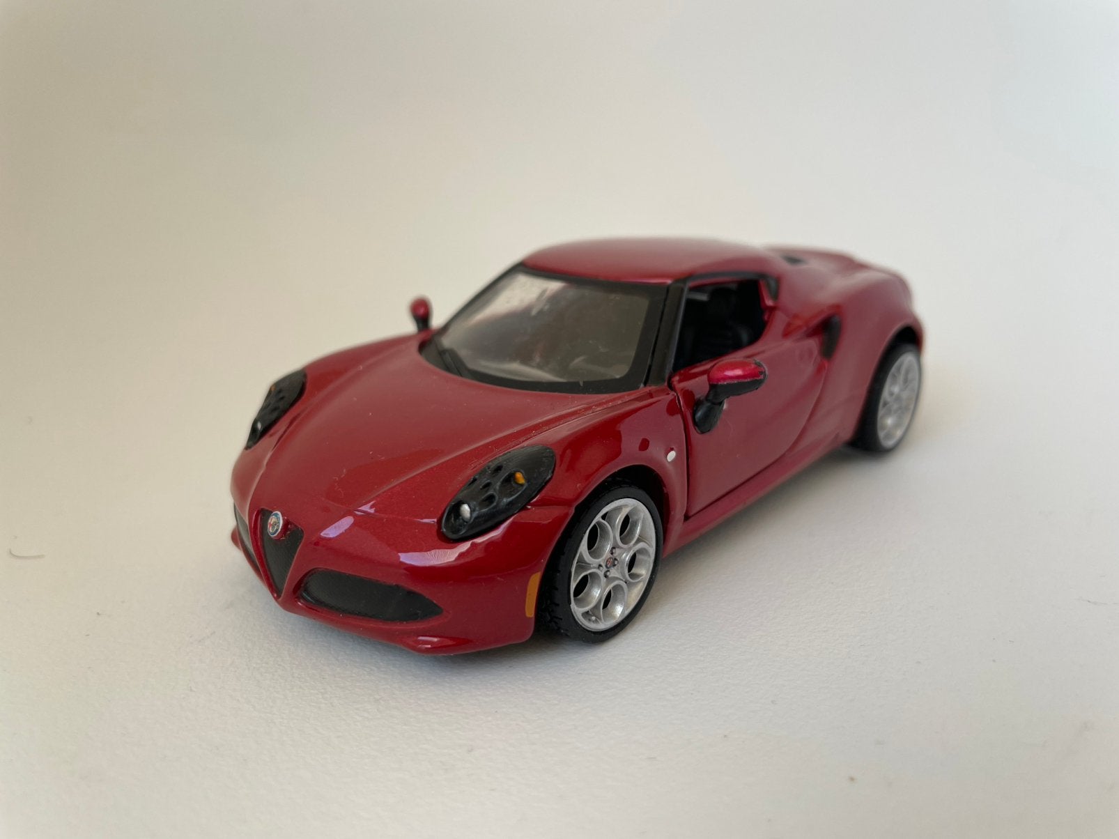 model Alfa Romeo 4C, rood (Rosso Competizione) Bburago 1/32, Ophalen of Verzenden, Gebruikt, Auto