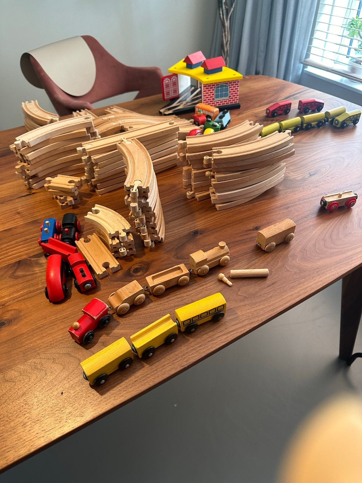 Grote set houten treinbaan met treinen en remise, Ophalen, Gebruikt, Rij- of Hobbelspeelgoed