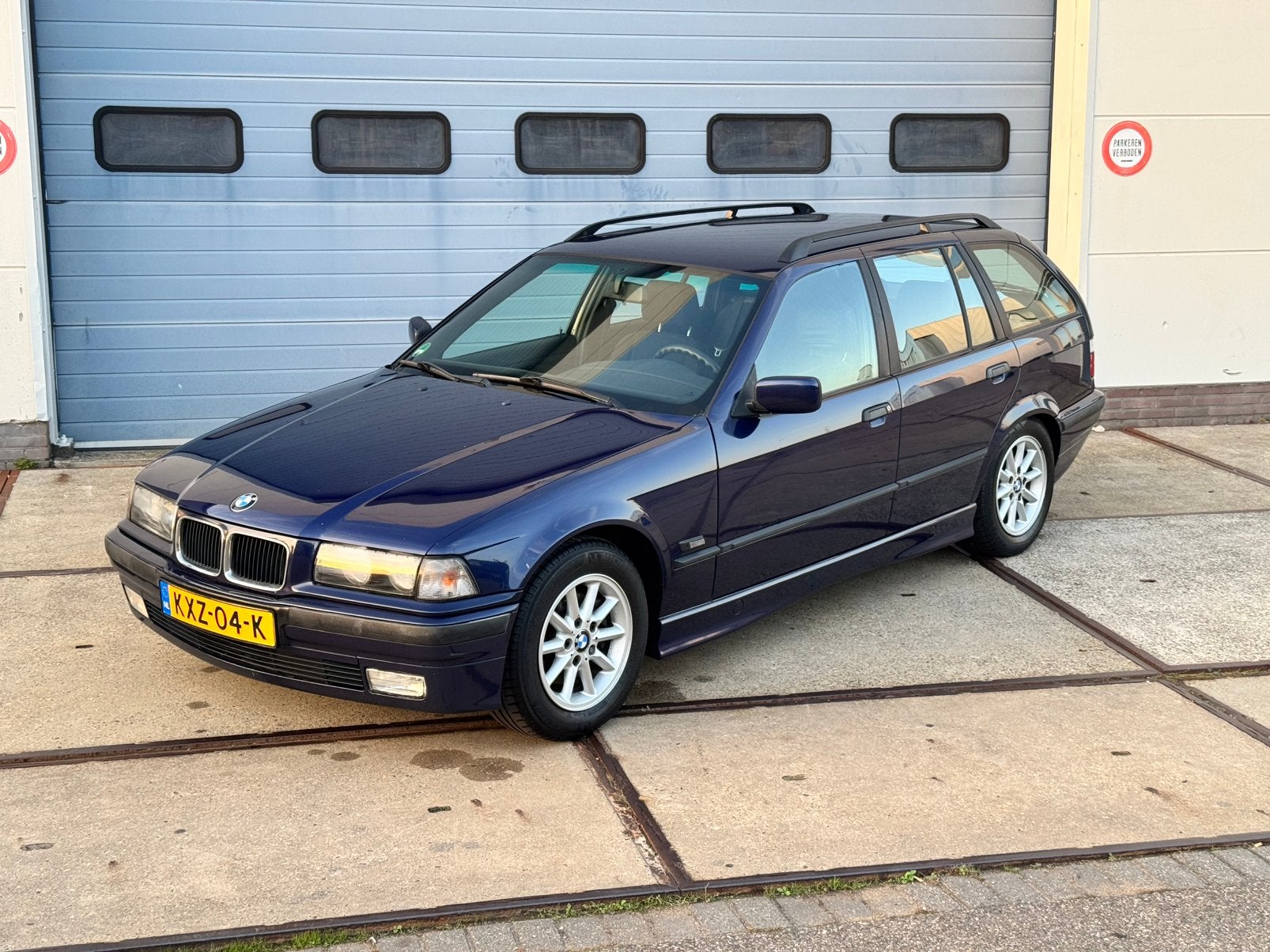 BMW E36 320i Touring | Montrealblauw/Handbak/APK tot 2027, Achterwielaandrijving, Zwart, Blauw, Stationwagon