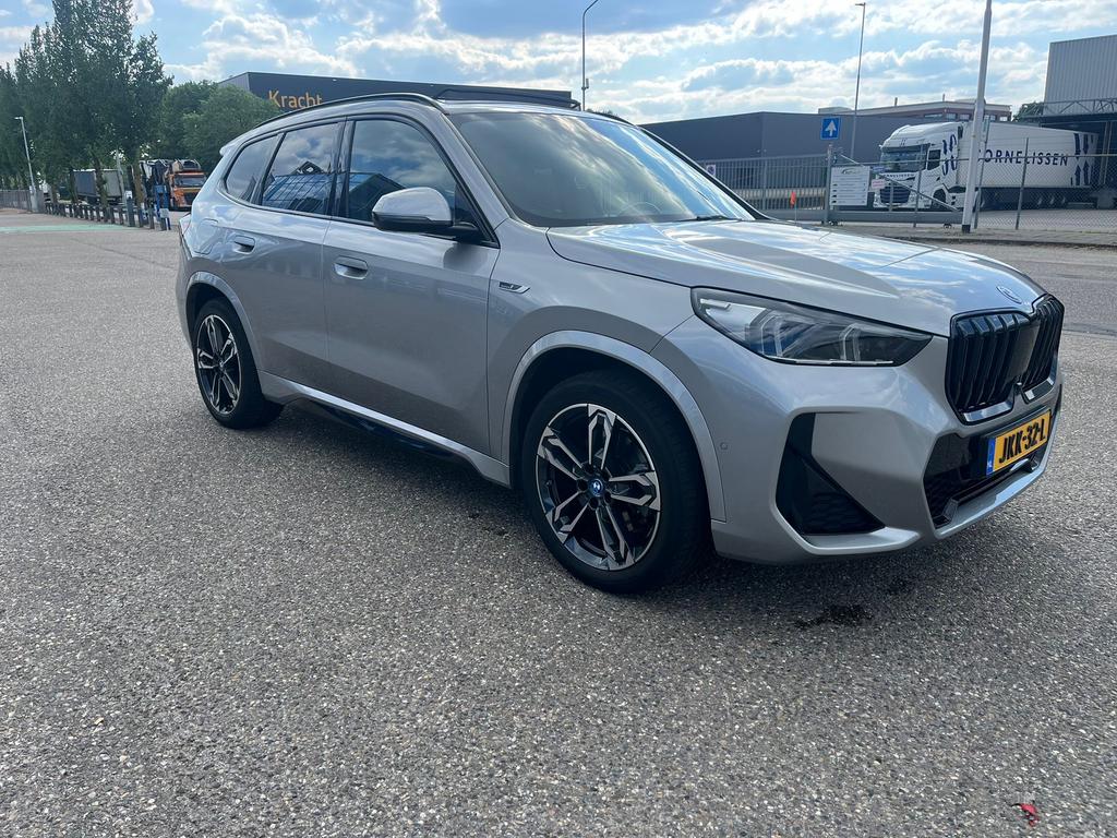 BMW X1 Xdrive25e 245pk 2023 Grijs, Auto's, 136 pk, Zwart, USB, Vierwielaandrijving