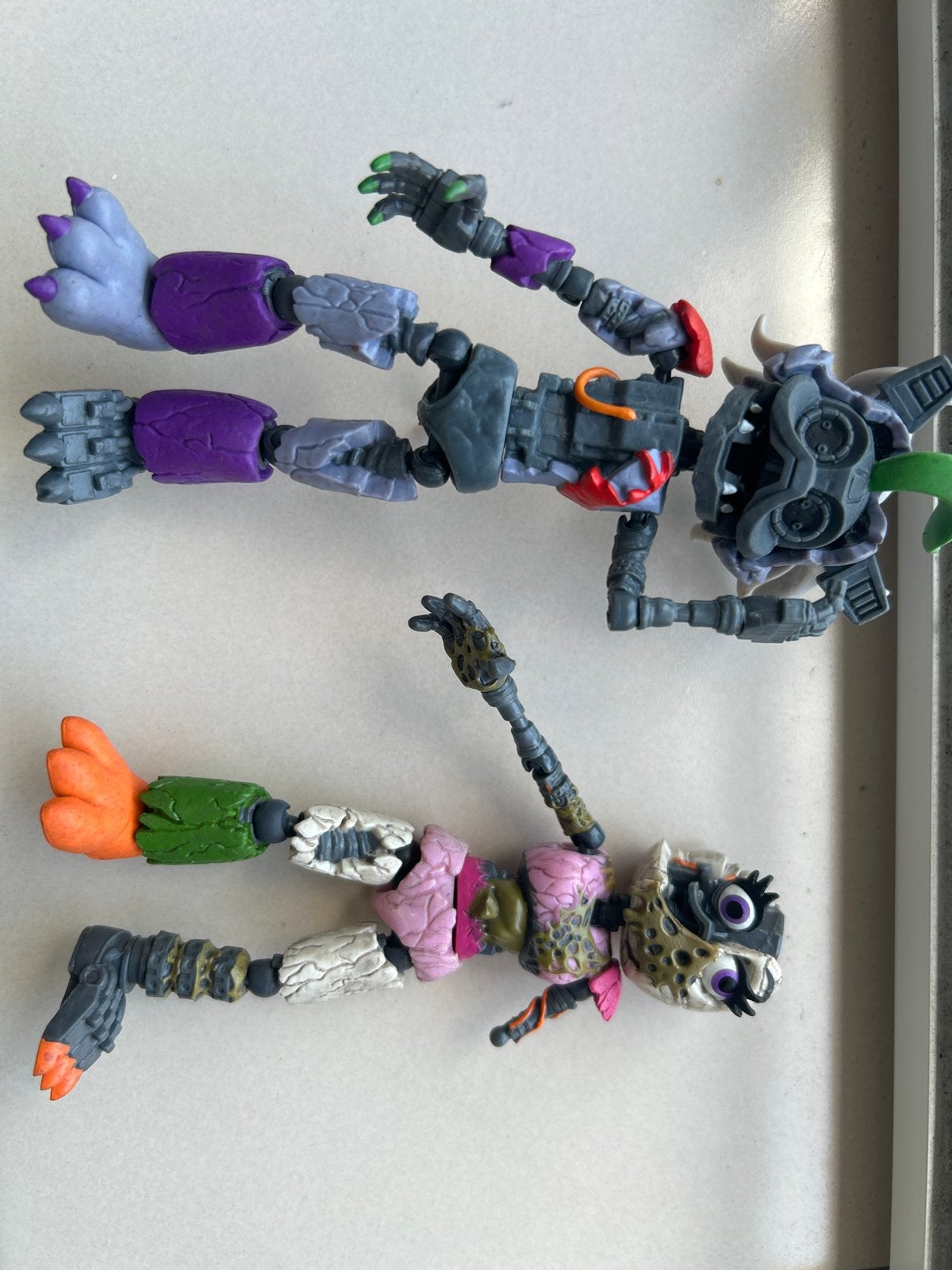 FNAF Security Breach Ruined Chica & Roxy Action Figures, Ophalen of Verzenden, Zo goed als nieuw