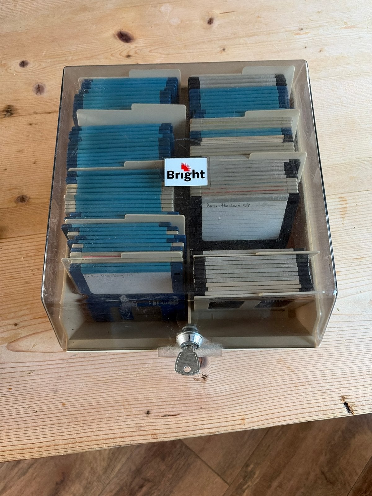 Vintage diskettestation met 70+ amiga diskettes, Computers en Software, Ophalen of Verzenden
