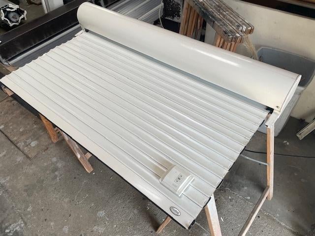 Wit elektrisch rolluik 120 cm breed x 115 cm hoog, Doe-het-zelf en Verbouw, Rolluiken, Ophalen, Gebruikt, 100 tot 150 cm, Elektrische bediening