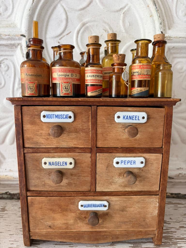 Antieke apothekers flesjes eerste homeopathische apotheek, Ophalen of Verzenden
