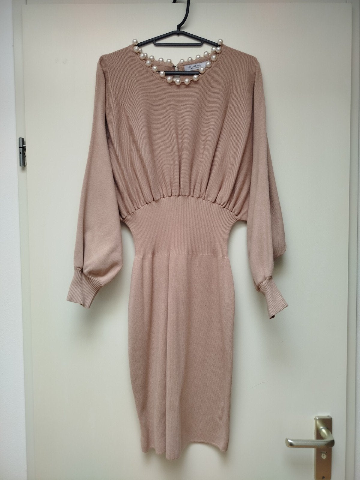 Allyson Jurk met Parels - Maat S/M, Kleding | Dames, Allyson, Beige, Ophalen of Verzenden, Zo goed als nieuw