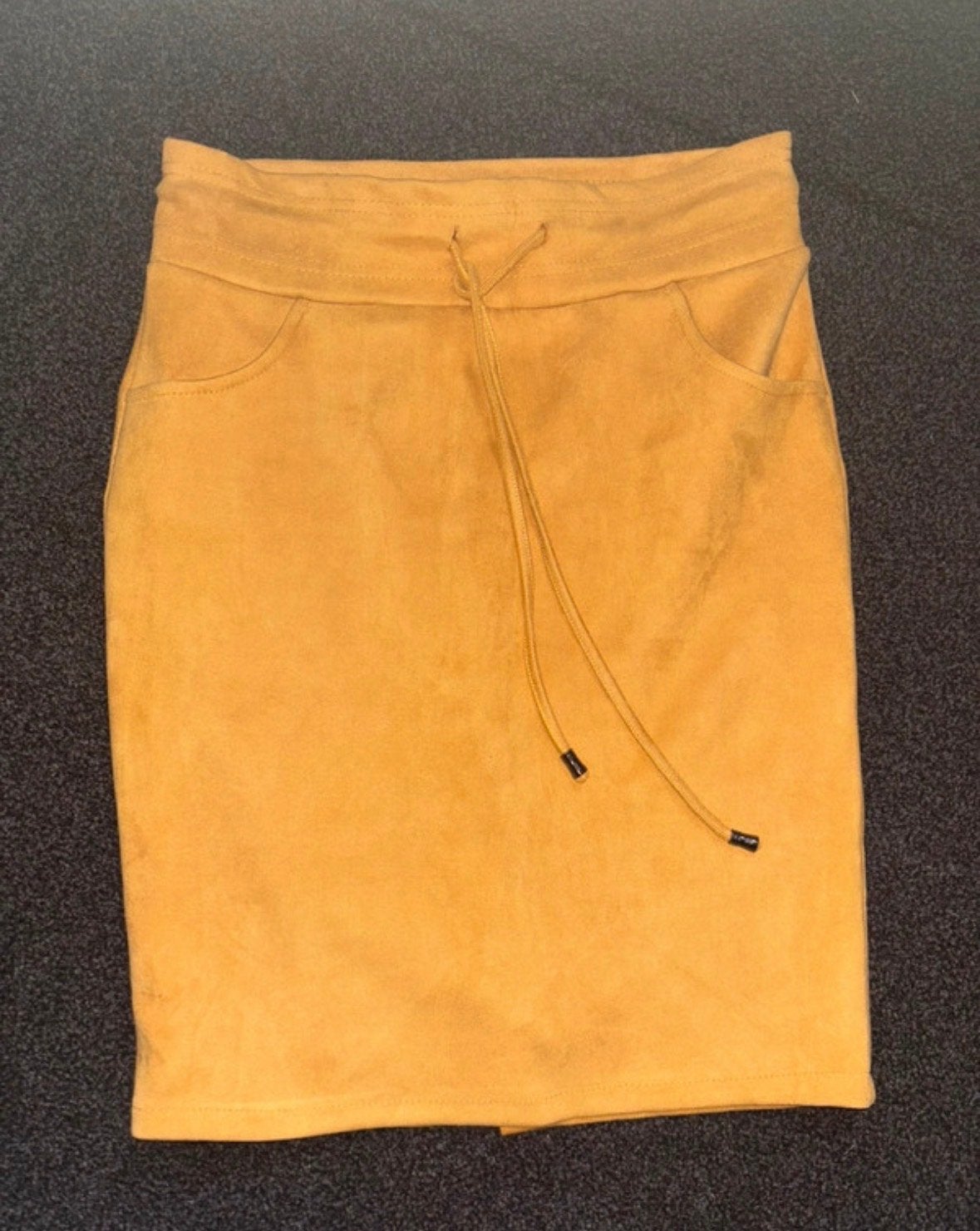Mushtaves by Elia suède rok S/M, Kleding | Dames, Rokken, Geel, Ophalen of Verzenden, Zo goed als nieuw, Knielengte