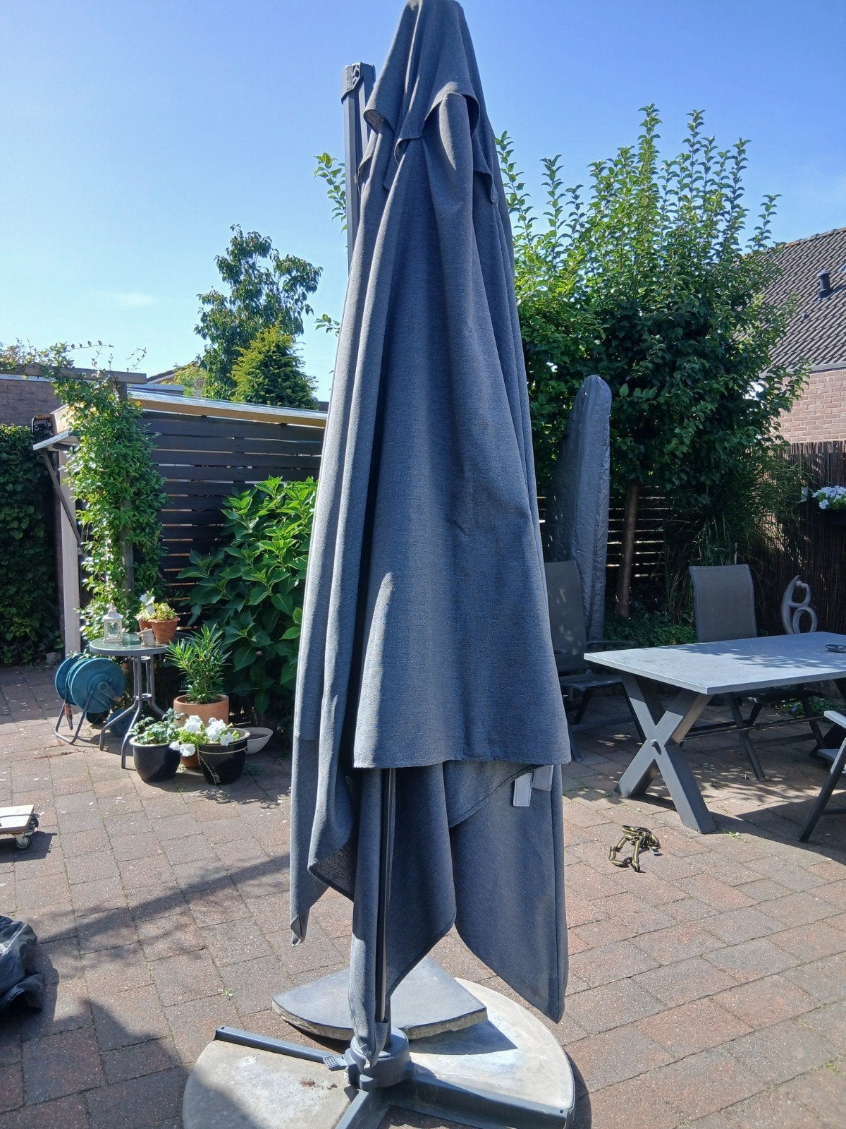 Parasol  met voet en tegels., Tuin en Terras, Parasols, Ophalen, 2 tot 3 meter, Zweefparasol, Verstelbaar