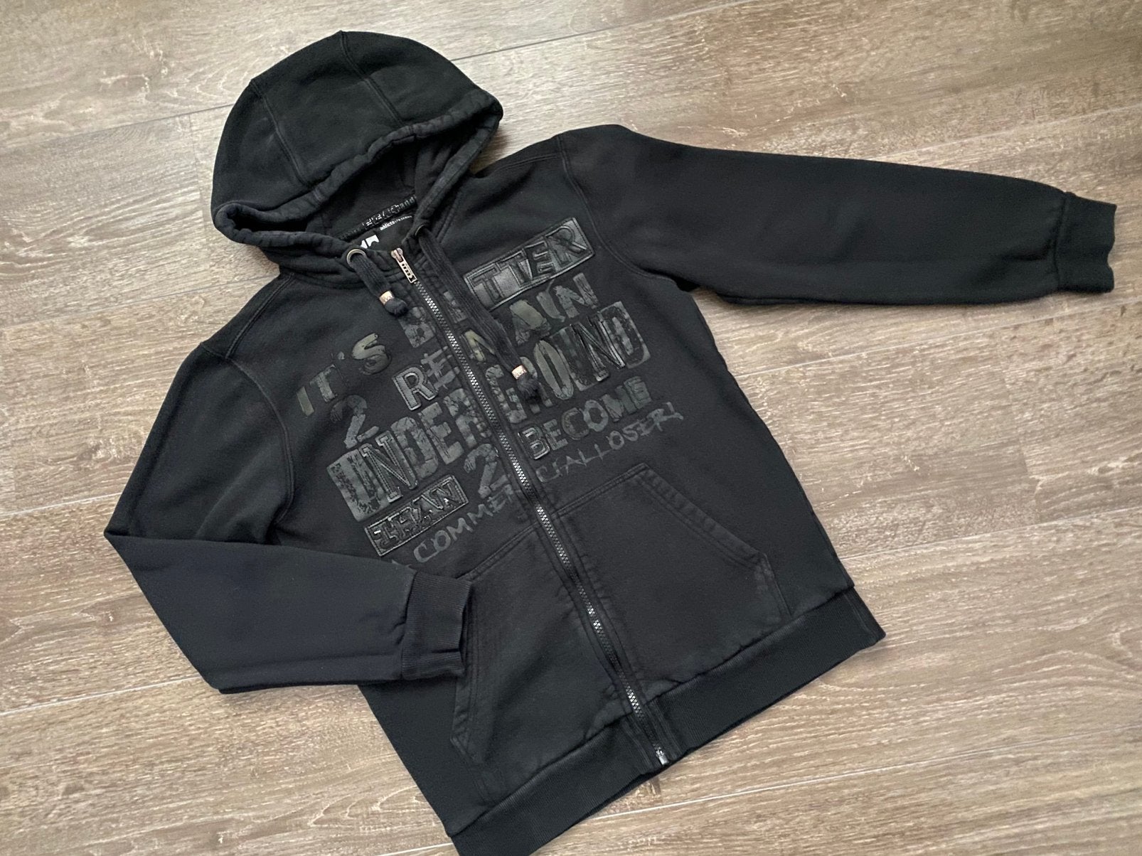 Jongens vest met capuchon zwart maat 158 / 164 van COOLCAT, Gebruikt, Trui of Vest, Coolcat, Ophalen of Verzenden