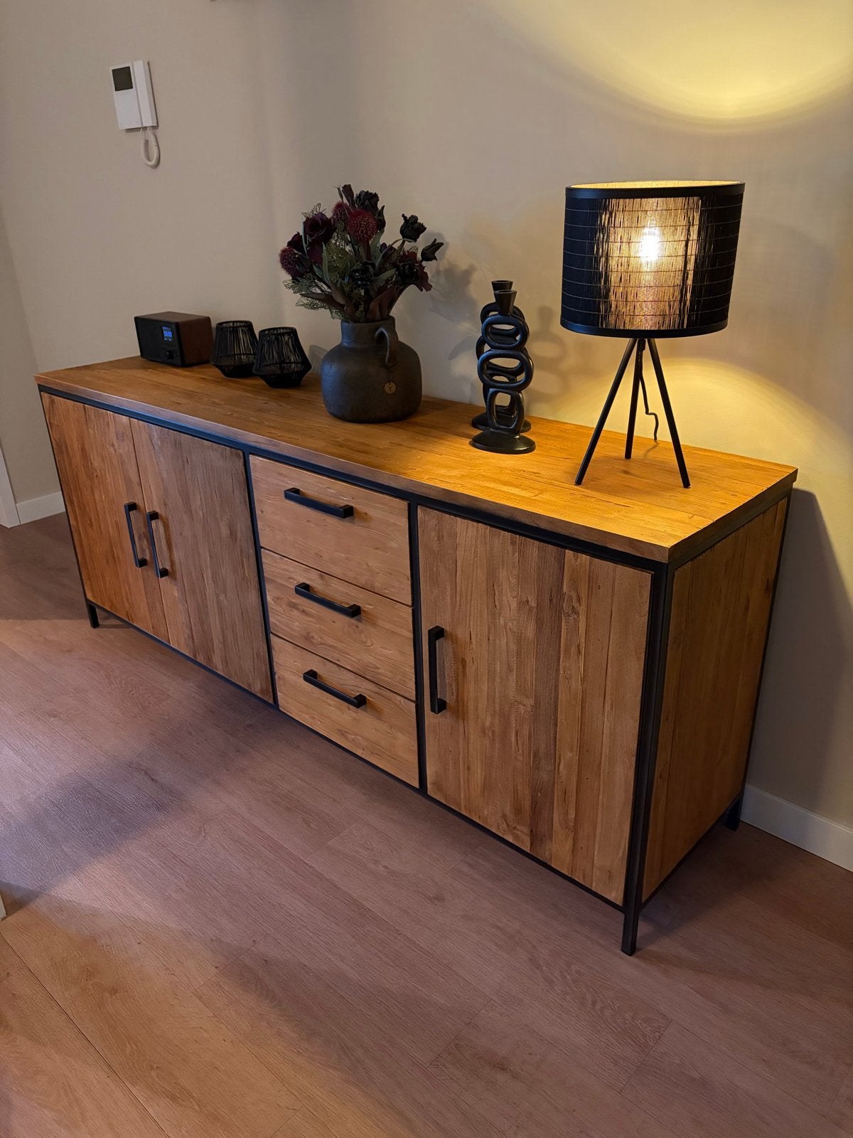 Teakhout dressoir met industriële look, Huis en Inrichting, Ophalen, Gebruikt, 150 tot 200 cm, Met lade(s)