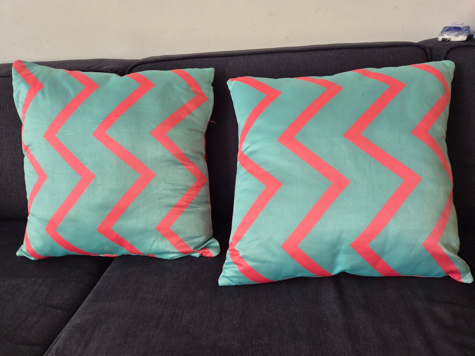Set van 2 sierkussens 45x45cm met zigzag patroon, Gebruikt, Met print, Meerkleurig, Vierkant