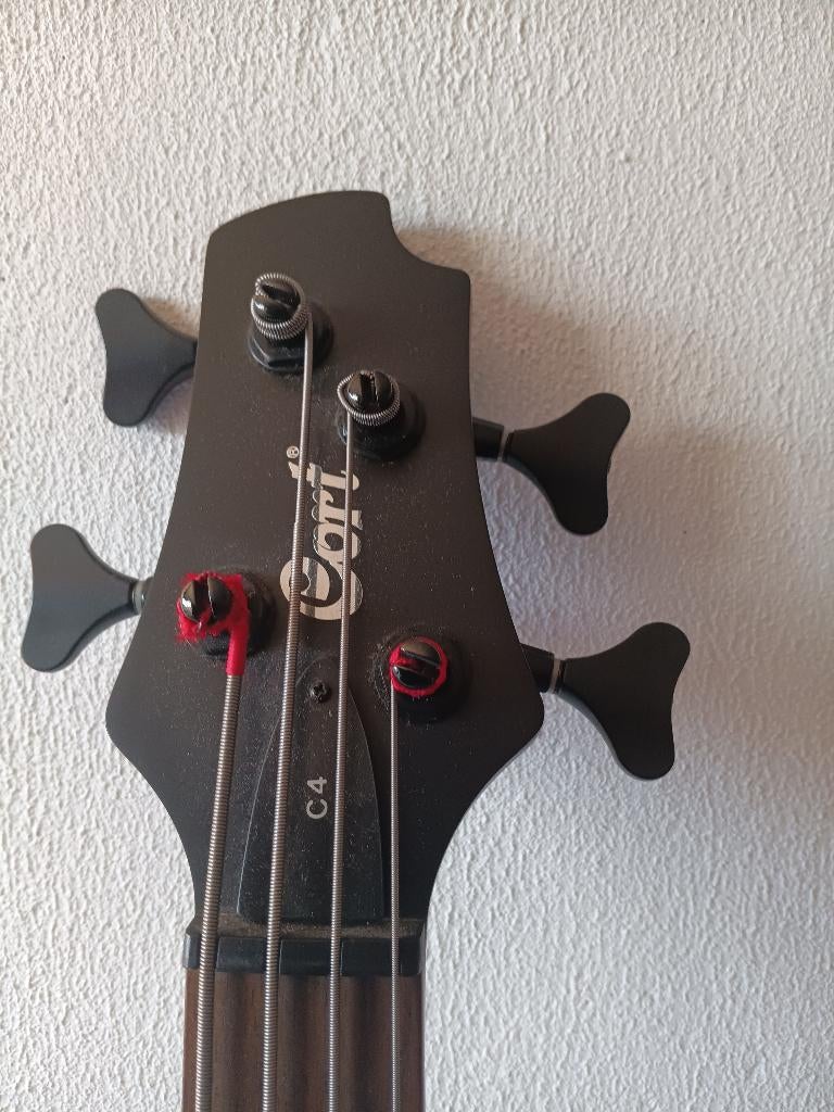 Elektrische Bas gitaar, versterker 75W, gitaarhoes, Ophalen, Zo goed als nieuw, 50 tot 100 watt