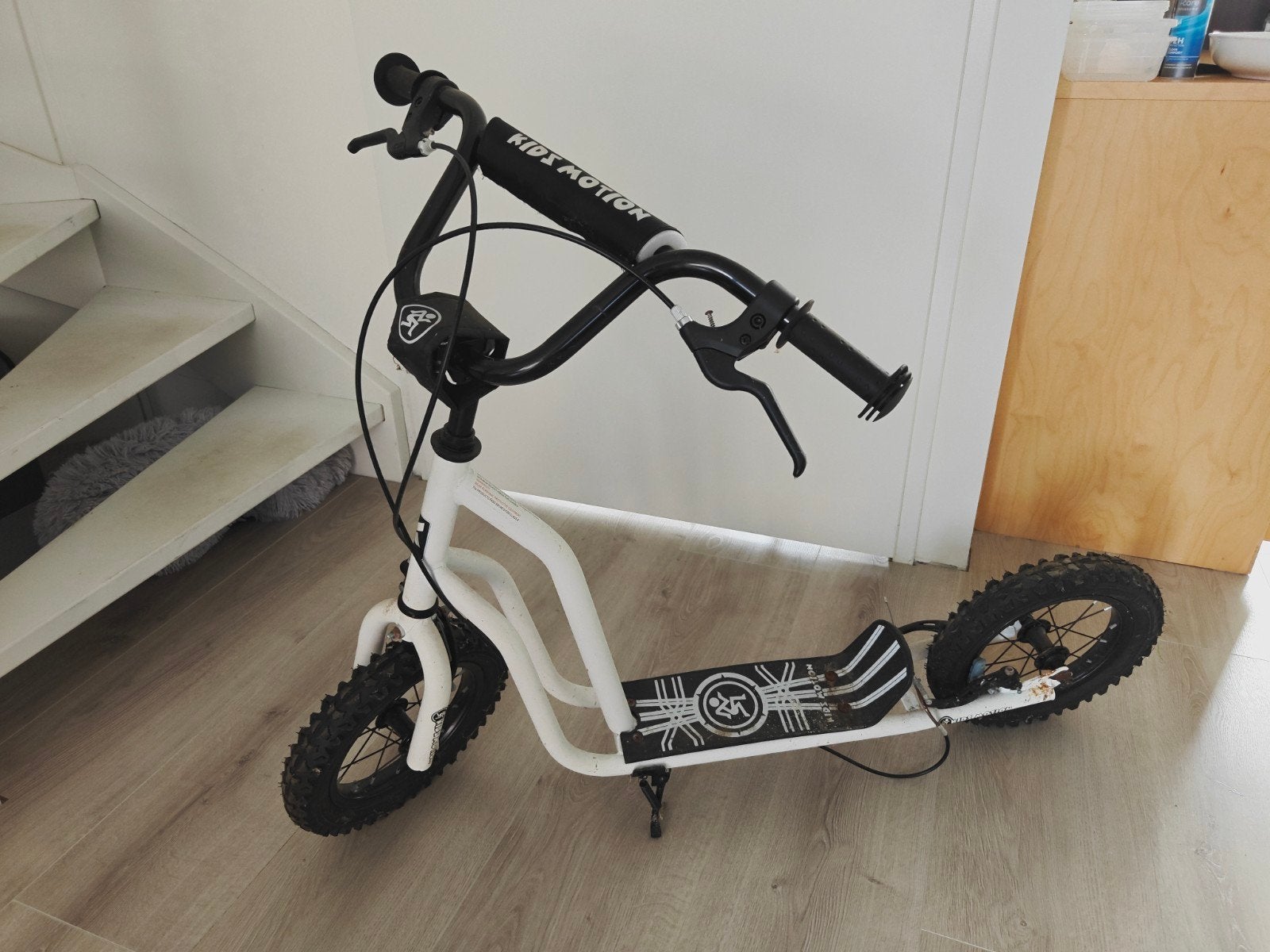 Kids Motion step - Wit met zwarte accenten, Fietsen en Brommers, Steps, Ophalen, Gebruikt, Gewone step, Kids Motion