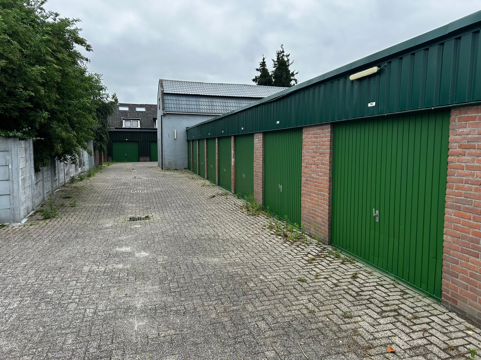Te koop: 9 verhuurde garageboxen Tiel, Huizen en Kamers, Garages en Parkeerplaatsen