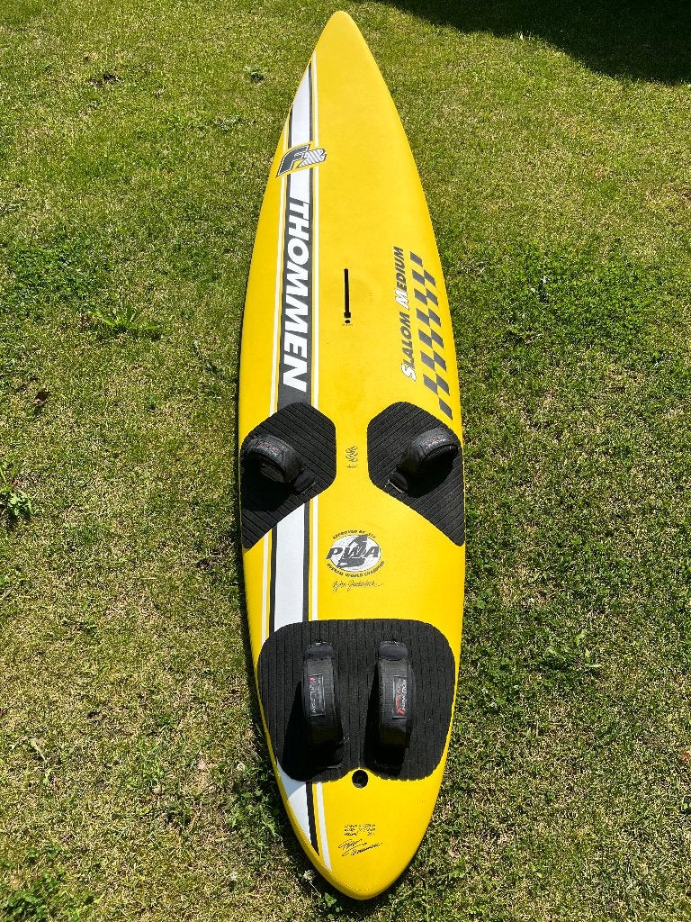 F2 Thommen medium slalom 275, Watersport en Boten, Windsurfen, Gebruikt, Plank, F2, 250 tot 300 cm, Met voetbanden, 5 tot 6.5 m²