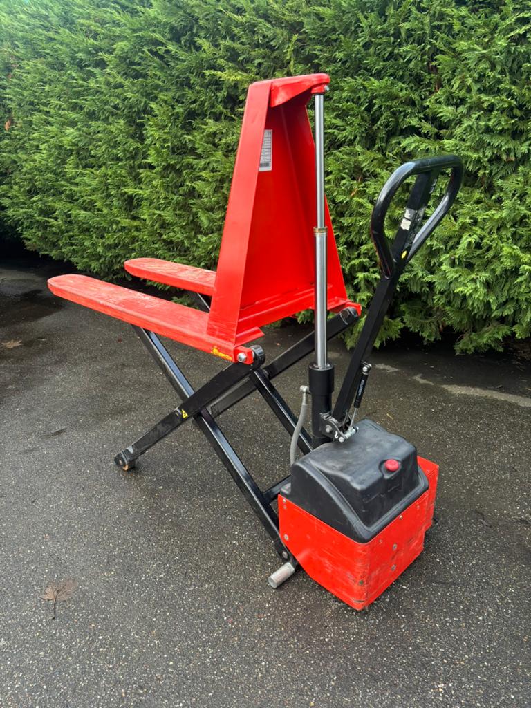Heftafel elektrisch rijdende pompwagen gaat ong 80 cm hoog, Ophalen, Zo goed als nieuw